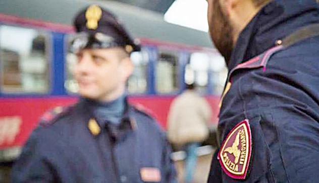 Girava sul treno con sei cacciaviti e una pinza senza saperne giustificare il possesso