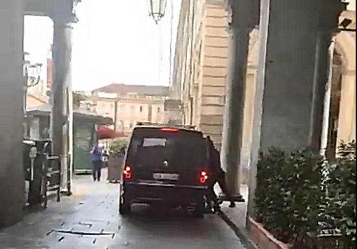 Sequestro in piazza San Carlo: volevano vendicarsi di una maxi truffa | VIDEO DEL RAPIMENTO