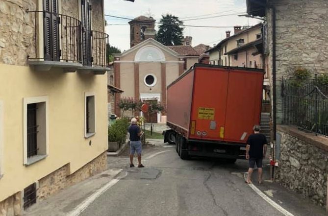 Segue il navigatore e finisce incastrato a Forneglio