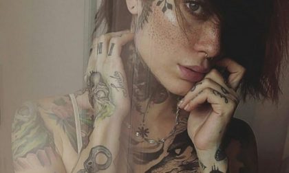 “Insultata davanti alla figlia perchè tatuata” la denuncia su Facebook di una modella