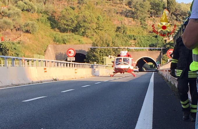 Si ribalta un’autovettura sulla A12 fra Rapallo e Chiavari