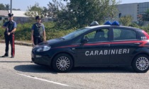 Esce fuori strada con l'auto e rifiuta l'alcol test