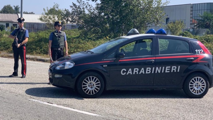 Torino, tre giovani rubano auto Enjoy