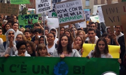 Fridays for Future manifestano davanti alla Regione