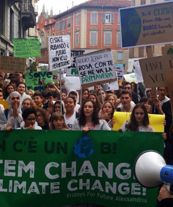 Fridays for Future manifestano davanti alla Regione
