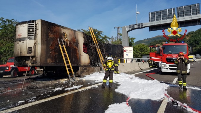 Incendio di un camion sulla A26 in direzione Genova