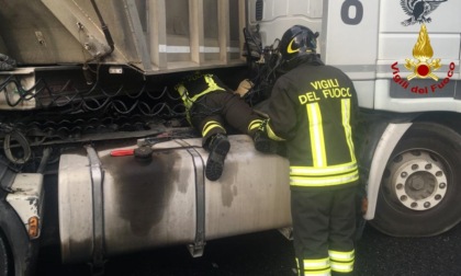 Genova, S. Martino: a fuoco insegna all'esterno del padiglione Maragliano