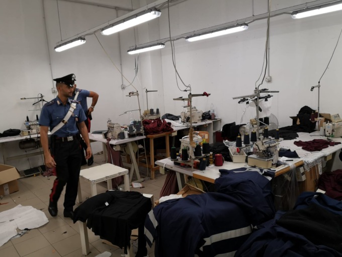 A Ciriè i Carabinieri scoprono un laboratorio clandestino in un capannone