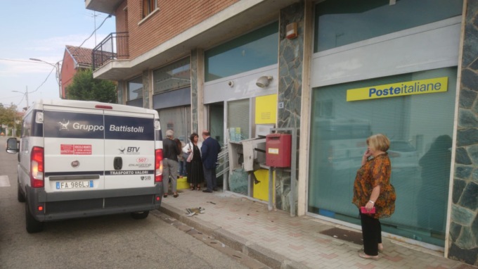 San Michele, fatto saltare il bancomat delle poste