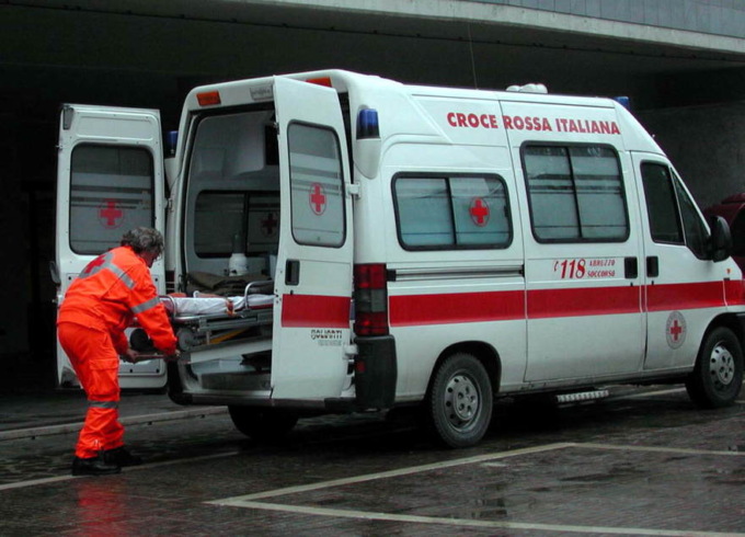 Torino, tragedia in corso Mortara, uomo cade dalla finestra