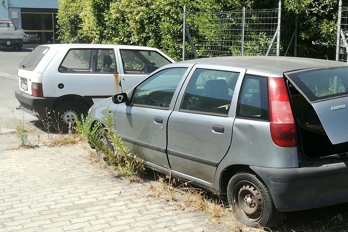 Auto abbandonate nei campi, scattano le multe