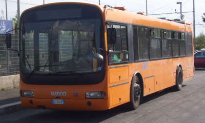 Moncalieri, autobus si schianta contro auto causa voragine in strada