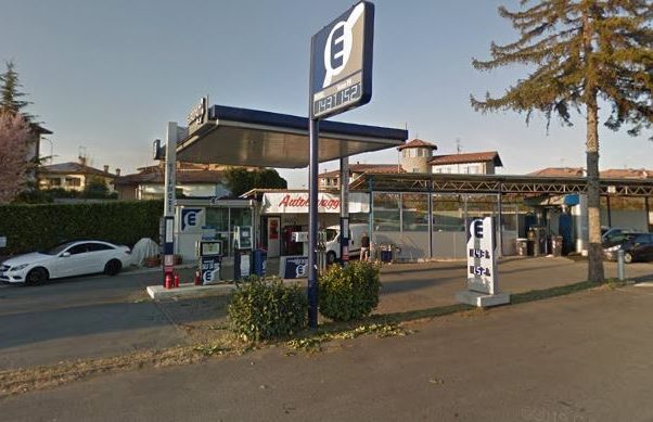 Ladro al distributore, il gestore non molla l’incasso e lui gli spara a una gamba
