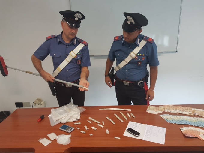 Stupefacente nascosto nel manico della scopa, carabinieri arrestano pusher