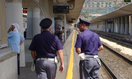 Attraversa i binari in stazione: fermato e trovato in possesso di mannaia