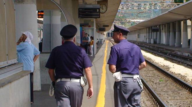 Genova: denunciato per molestie sul treno ai danni di minore
