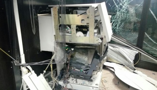 Fanno esplodere il Postamat, prendono i soldi e fuggono in Maserati
