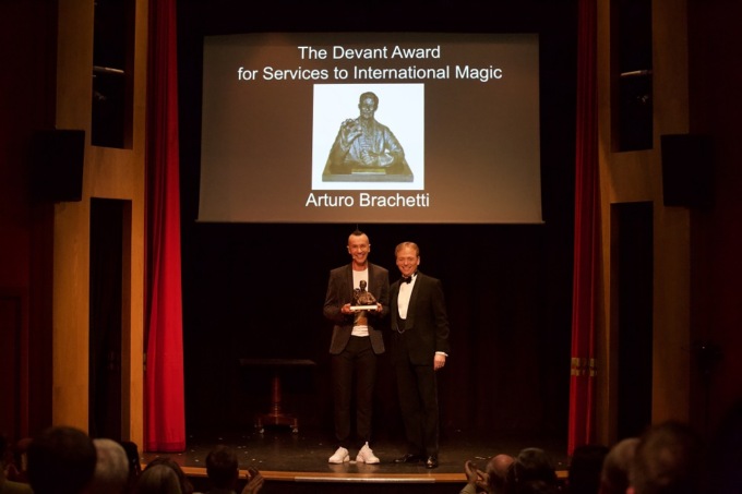 Arturo Brachetti premiato a Londra nell’olimpo della magia internazionale