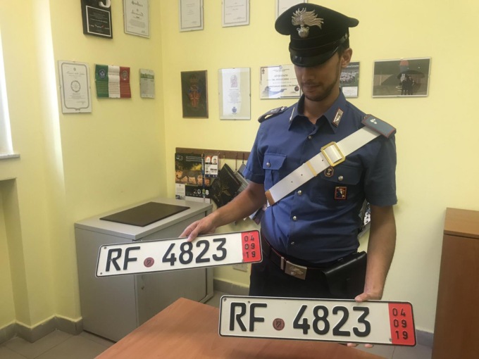 Targhe false: denunciato rivenditore nel torinese