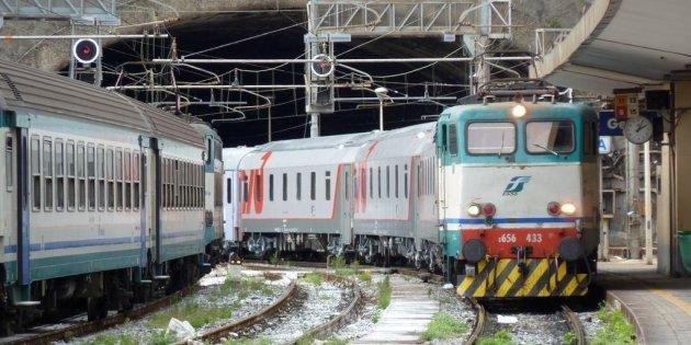 Auto finisce sui binari e viene travolta dal treno