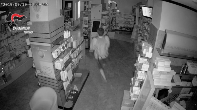 Utilizzava un mattone come ariete per sfondare le vetrine