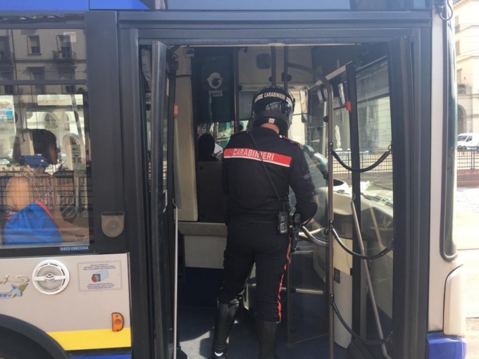 Rapina con coltello a donna che aspetta autobus: arrestati