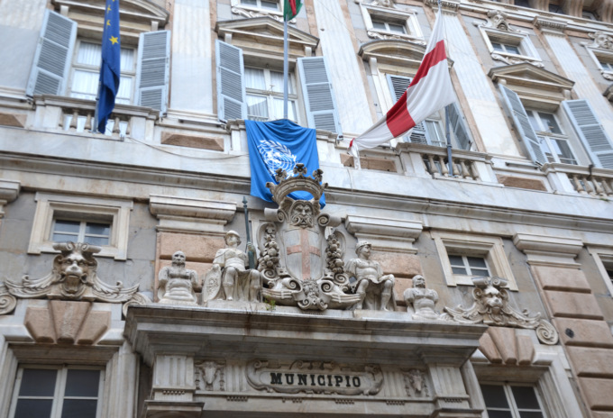 Palazzo Tursi, la bandiera ONU per la giornata delle Nazioni Unite