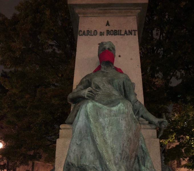 Torino, statue imbavagliate: la protesta firmata Casa Pound