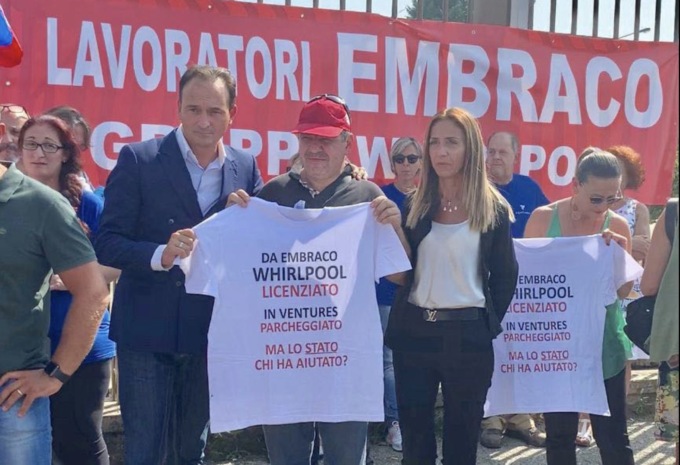Cirio incontra lavoratori ex Embraco in protesta