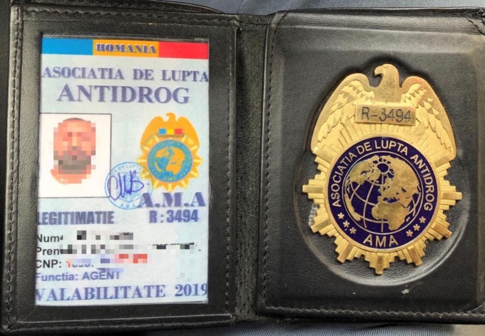 Presentano agli agenti falsi tesserini, denunciati
