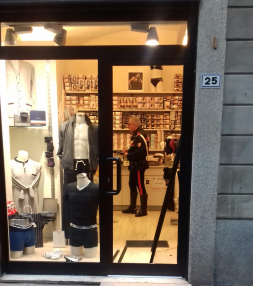 Alessandria, raid notturno di ladri in due negozi del centro