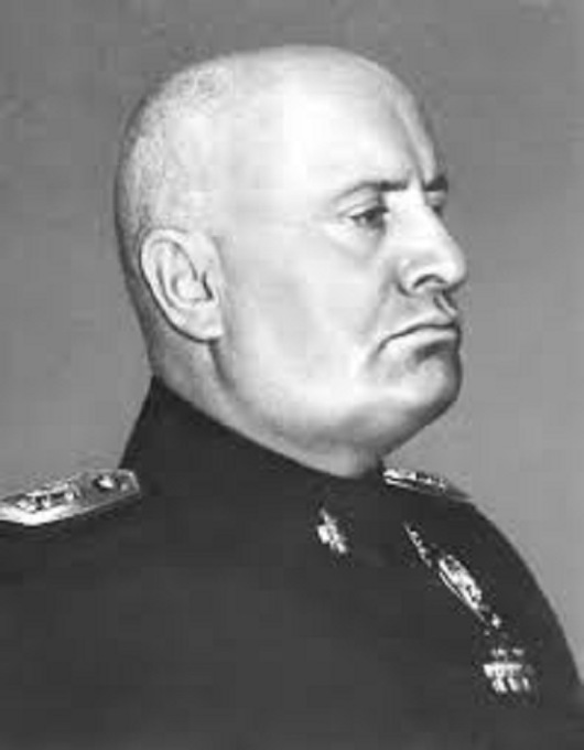 Foto di Mussolini su camion a Imperia: per la sinistra è apologia di Fascismo