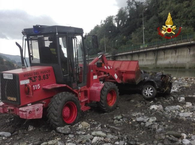 Rimozione di un’autovettura in corso a Genova