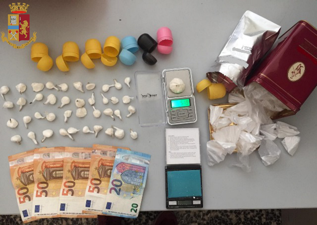 Droga nascosta in ovetti cioccolata e materassi: 4 arresti