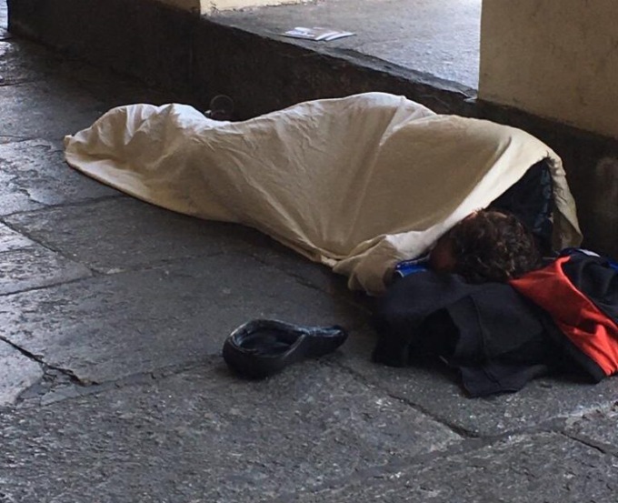 Alessandria: servizi sociali in via Martiri della Benedicta per aiutare una persona senza fissa dimora