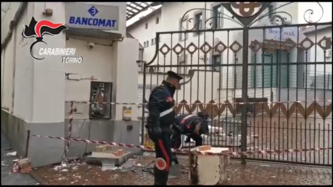 Torino: assaltano due bancomat, messi in fuga dai Carabinieri