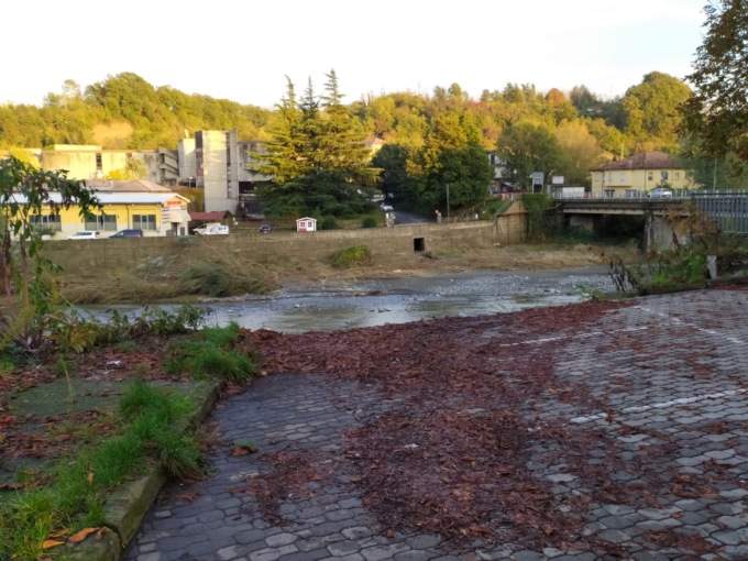Il parcheggio di piazza Castello portato via dalla piena
