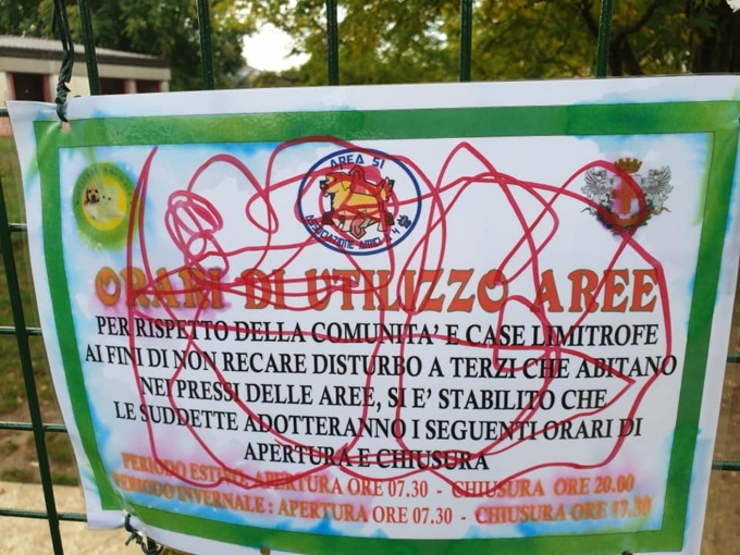 Alessandria: vandali imbrattano area cani