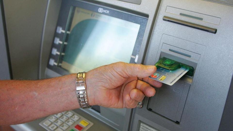 Due anziani si fidano troppo della badante e lei preleva con il loro Bancomat