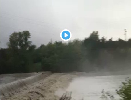 Antonella Clerici: “Non smette di diluviare”. E lei diventa reporter