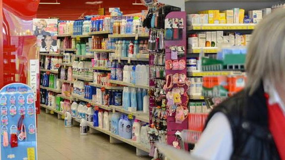 Quattro romeni rubano 5mila euro di cosmetici e cancelleria