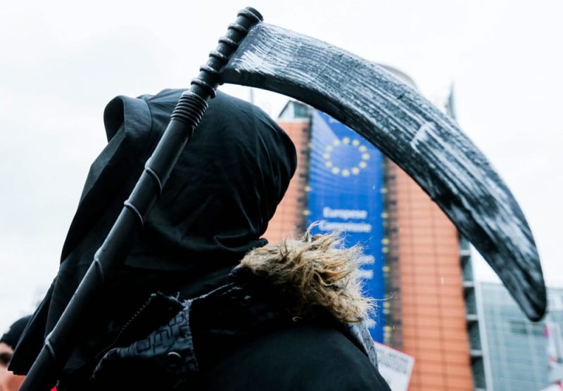 Impugna una falce e minaccia gli studenti, i Vigili lo bloccano