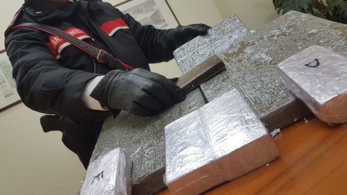 Torino: 7 kg di hashish abbandonati su un bus