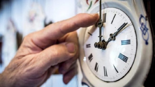 Ora solare 2019 torna stanotte… sarà l’ultima volta?