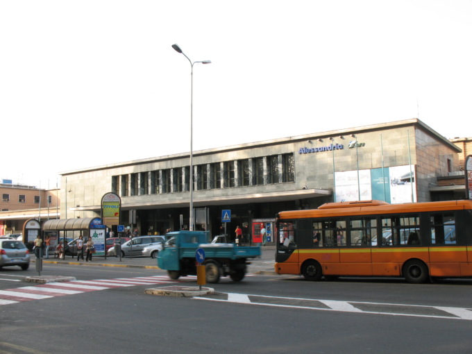 Alessandria: rompe vetro d’accesso alla biglietteria della stazione, denunciato