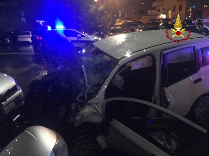 Estratti dalle lamiere dopo un incidente stradale a Genova