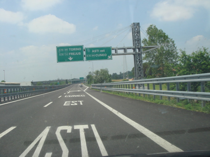 Raid notturno nel parcheggio del casello Asti Est, 15 auto vandalizzate