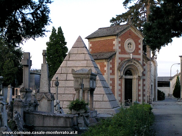 Casale, donna aggredita e derubata al cimitero