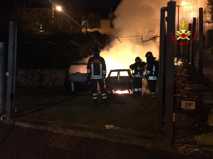 Genova: due autovetture in fiamme a Bavari