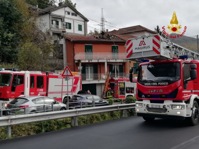 Bargagli: incendio di un tetto in mattinata
